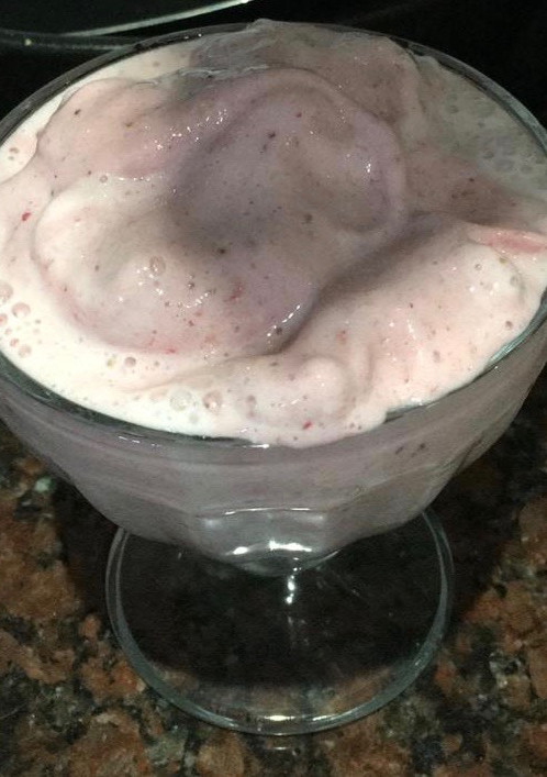 Una foto de Helado saludable de banana y frutilla