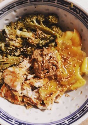 Une photo de Bowl poulet, beurre de cacahuète, brocoli et mangue