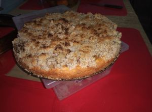 Una foto de Kuchen de plátano con migas