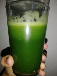 Una foto de Batido verde de espinaca y pepino