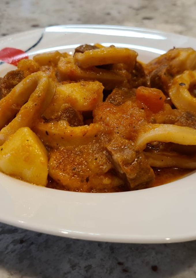 Una foto de Guiso de calamares con chorizo
