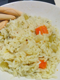 Una foto de Arroz con verduras y leche de coco al curry