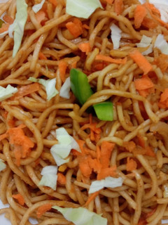 વેજ હકકા નૂડલ્સ(veg hakka noodles Recipe in gujarati) રેસીપી મુખ્ય ફોટો