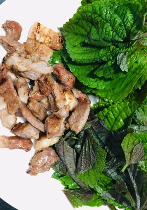 Hình của món Vào bếp cùng con: Thịt nướng than với tía tô.