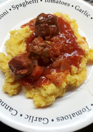 Una foto de Polenta con bolitas de carne
