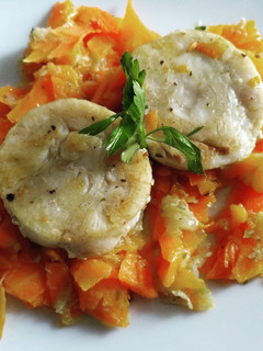 Foto principal de Rodajas de merluza con verduras salteadas