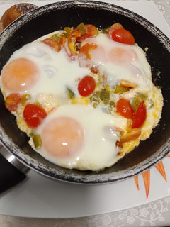 Una foto de 359. Huevos rancheros con queso feta
