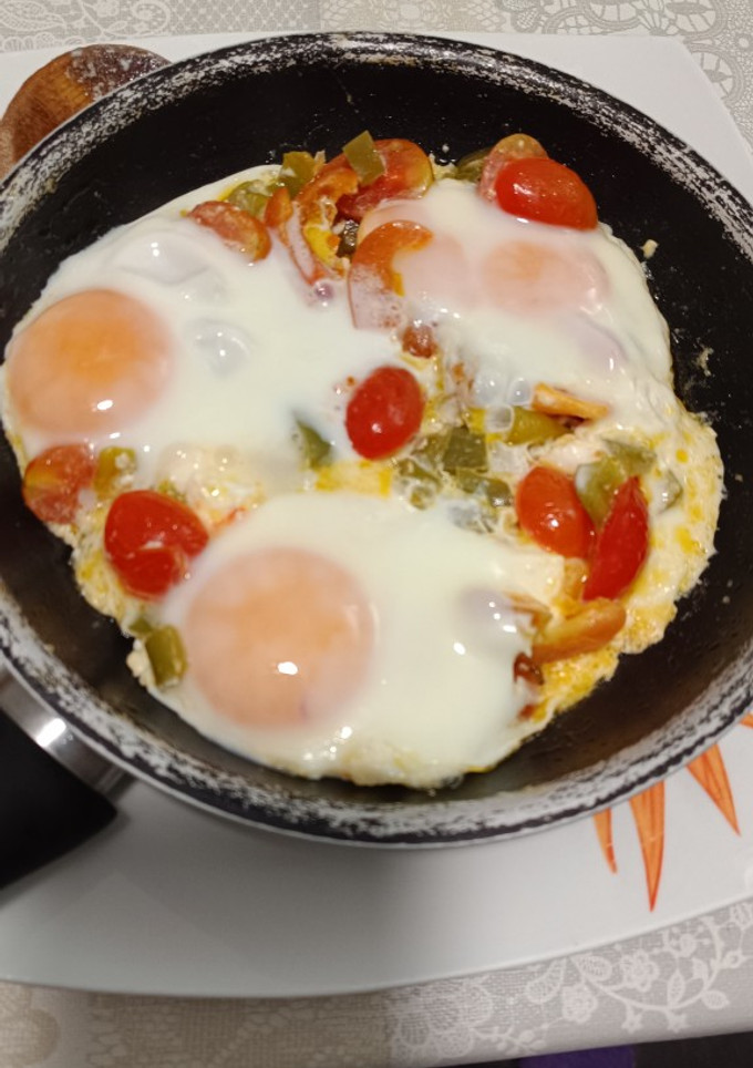 Una foto de 359. Huevos rancheros con queso feta