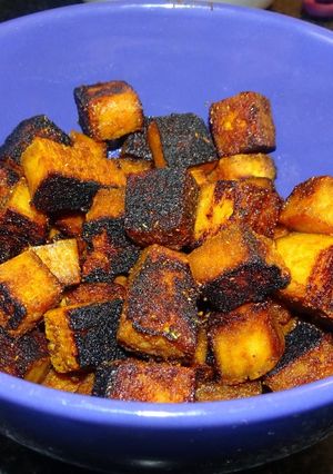 Une photo de Croûtons de tofu grillés, épicés, caramélisés (vegan)