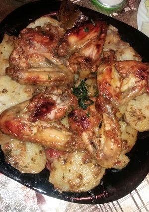 صورة لوصفة اجنحة دجاج مع البطاطا في الفرن 😘😘😘😘😉