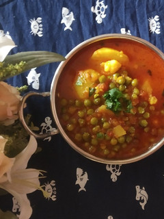मटर आलू की सब्जी (Matar aloo ki sabzi recipe in Hindi) रेसिपी मुख्य फोटो