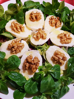 Una foto de Ensalada de canónigos, mozzarella de búfala y nueces