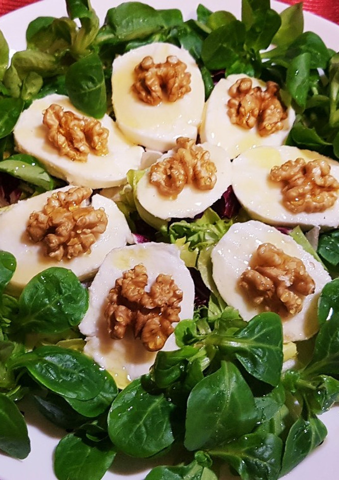 Una foto de Ensalada de canónigos, mozzarella de búfala y nueces