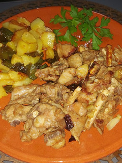 Una foto de Choto frito con ajos y pimientos choriceros