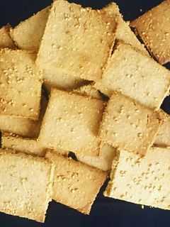 Una foto de Crackers de sésamo keto