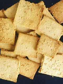Una foto de Crackers de sésamo keto