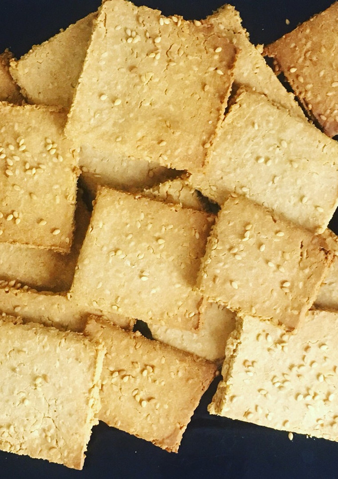 Una foto de Crackers de sésamo keto