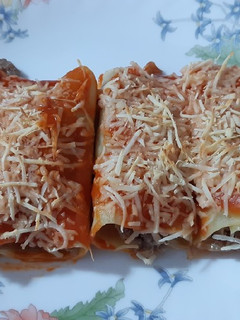Una foto de Canelones rellenos de butifarra y paté ibérico