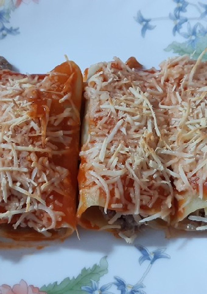 Una foto de Canelones rellenos de butifarra y paté ibérico
