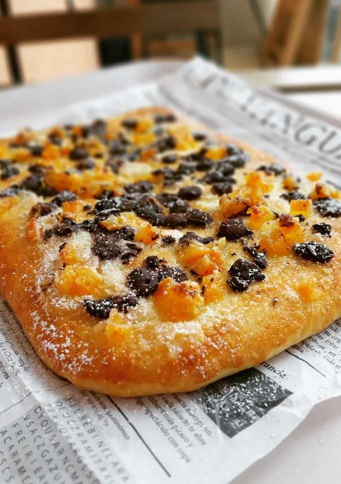 Una foto de Coca de Sant Joan v1 2023 (chocolate negro y naranja confitada)
