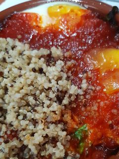 Una foto de Cazuelita de huevos, espinacas y quinoa