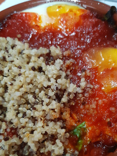 Una foto de Cazuelita de huevos, espinacas y quinoa