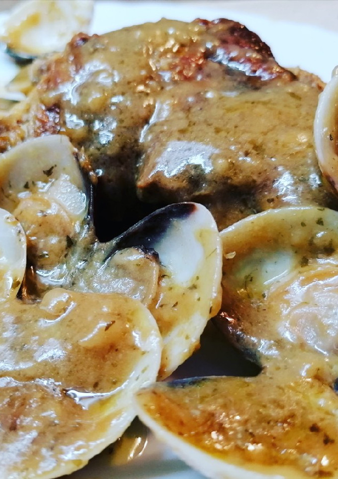 Una foto de Pollo al cava con almejas