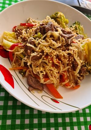 Una foto de Verduras salteadas con fideos
