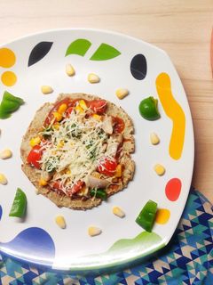ભાખરી પીઝા (Bhakhri Pizza Recipe In Gujarati) રેસીપી મુખ્ય ફોટો