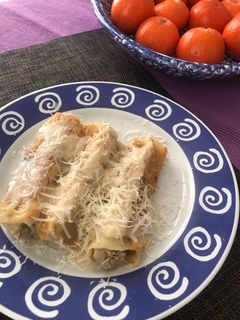 Una foto de Canelones de carnes variadas, con bechamel y queso grana padano