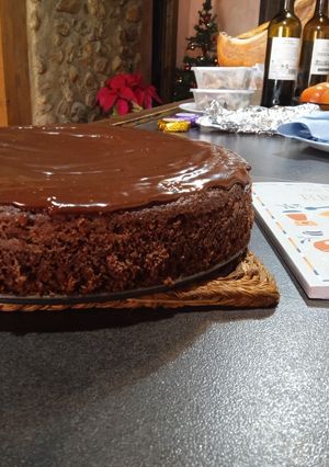 Una foto de Bizcocho de chocolate con cobertura de chocolate