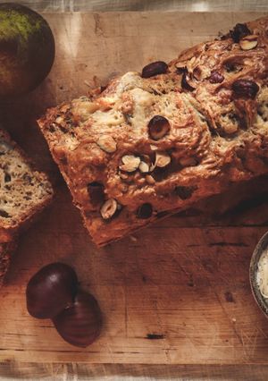 Une photo de Cake aux poires, noisettes et roquefort