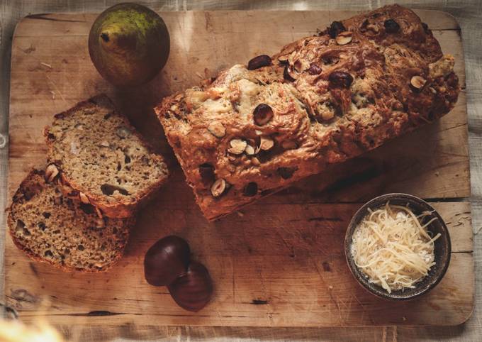 Cake aux poires, noisettes et roquefort