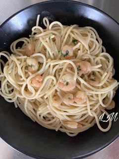 Una foto de Espaguetis con gambas al ajillo