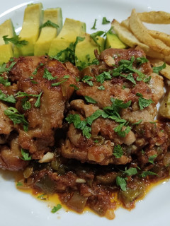 Una foto de Muslos de pollo deshuesado en salsa