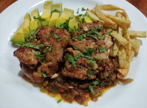 Una foto de Muslos de pollo deshuesado en salsa