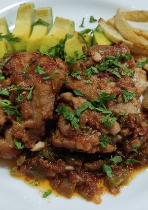 Una foto de Muslos de pollo deshuesado en salsa