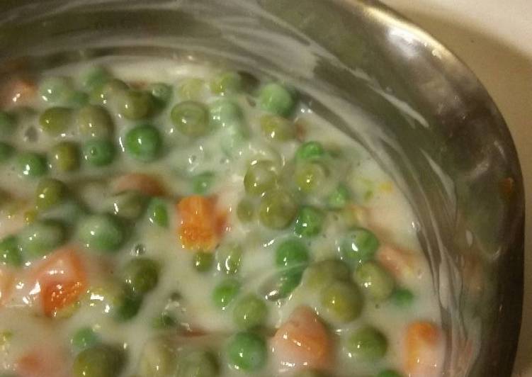 Creamed Peas (and sometimes carrots)