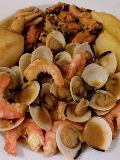 Una foto de Guiso de almejas, mejillones, langostinos y sepias