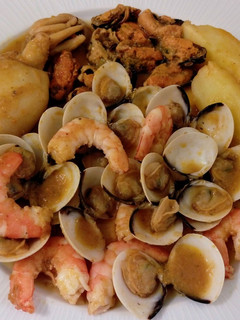 Una foto de Guiso de almejas, mejillones, langostinos y sepias