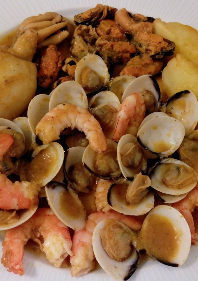 Una foto de Guiso de almejas, mejillones, langostinos y sepias