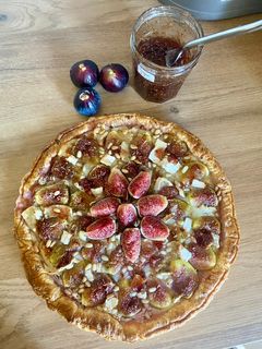 Une photo de Tarte figues, chèvre et pignons