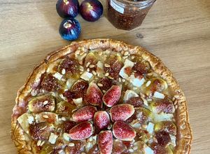 Une photo de Tarte figues, chèvre et pignons