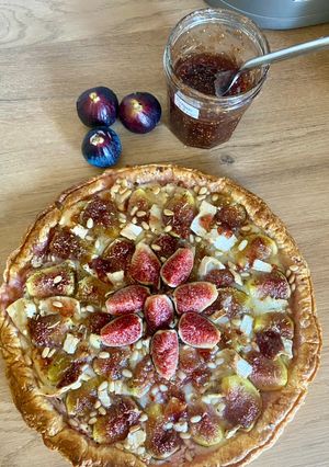 Une photo de Tarte figues, chèvre et pignons