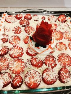 Una foto de Tiramisú de fresas con chocolate blanco
