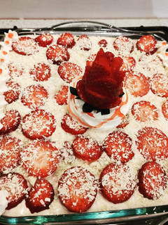 Una foto de Tiramisú de fresas con chocolate blanco