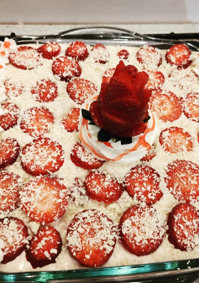Una foto de Tiramisú de fresas con chocolate blanco