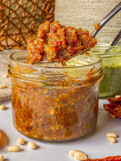 Una foto de Pesto rojo