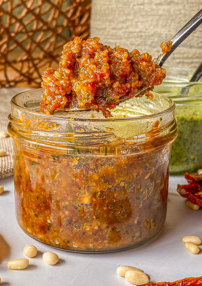 Una foto de Pesto rojo