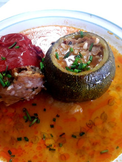 Una foto de Verduras rellenas de arroz y carne